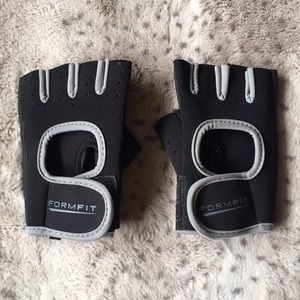 GYM GLOVES